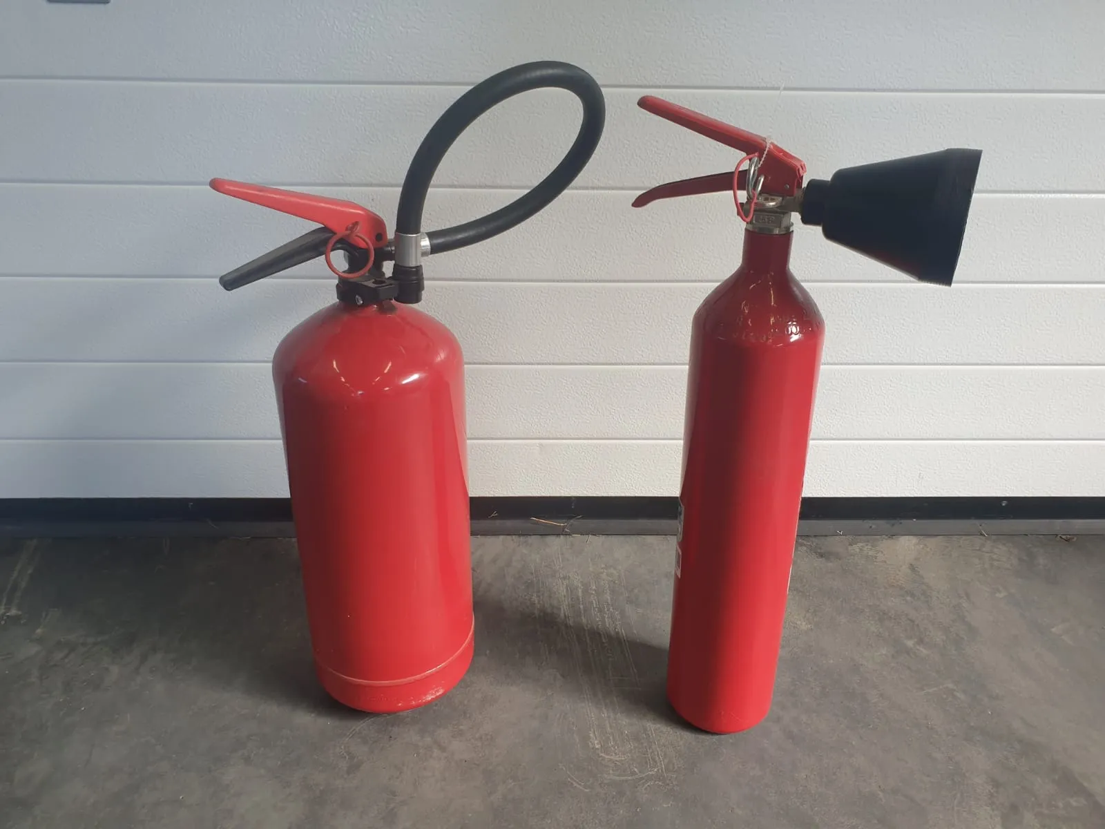 Deux extincteurs rouges